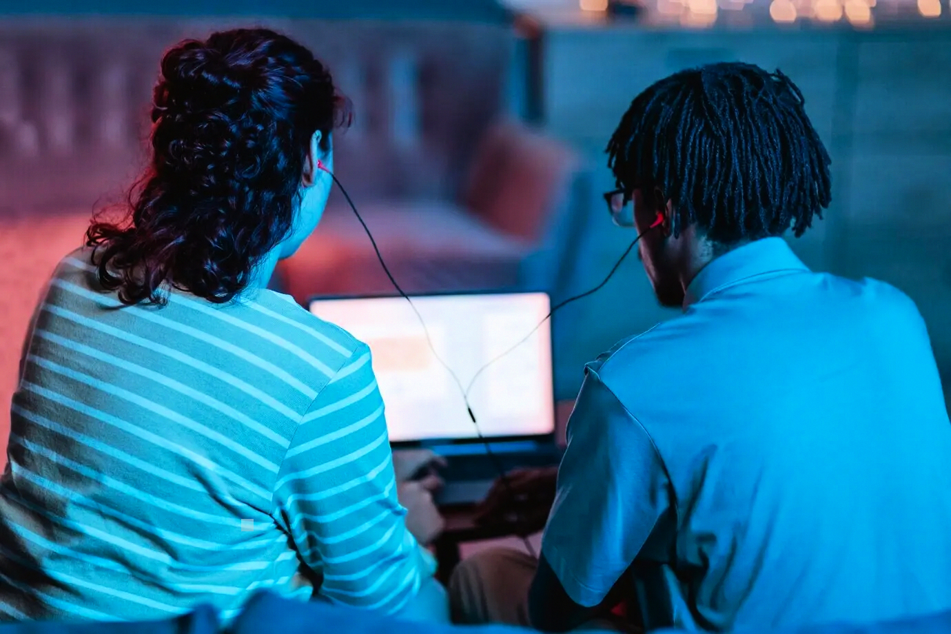 Team planning next steps for planificación financiera para familias en el sector de commodities